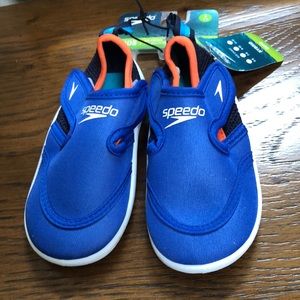 New Boys Speedo Hybrid water shoes.  Size S / 5-6. Royal Blue.